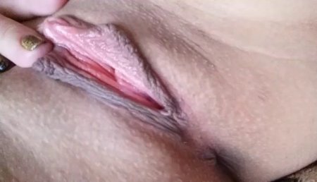 Соседка Марина любит ласкать себя.