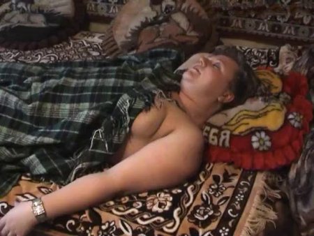 Сын снимает на видео свою спящую голую маму