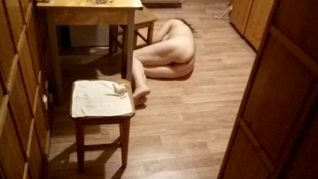 Пьяная жена лежит голая на полу в кухне видео