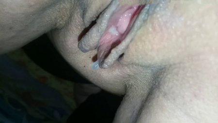 Зрелая жена резво скачет на члене мужа пока ее пизда не заполняется его спермой