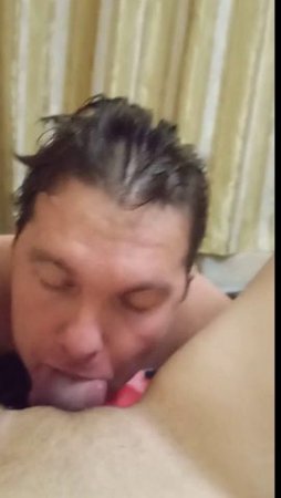 Пиздолиз Леша сегодня провинился и тщательно вылизывает пизду в сауне