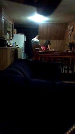 Зрелая баба сняла реальное видео на скрытую камеру как она развела сантехника на секс и трахнулась с ним на кухне