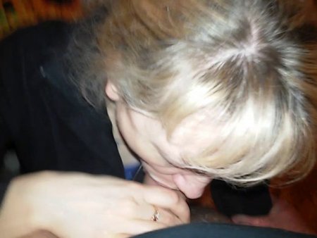 Мужик со стонами кончает зрелой бабе в рот