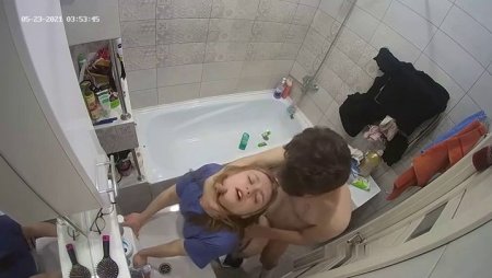 скрытой камерой порно брата и сестры дома в ванной комнате