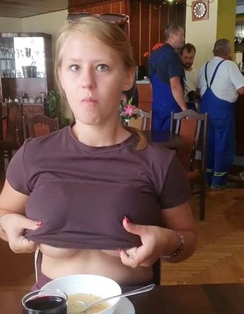 PolaRainbow показывает большие сиськи на публике