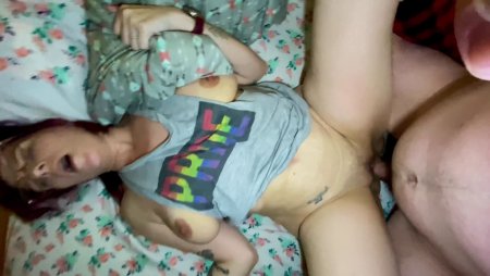 Муж ласкает жену вибратором и снимает страстный секс крупным планом