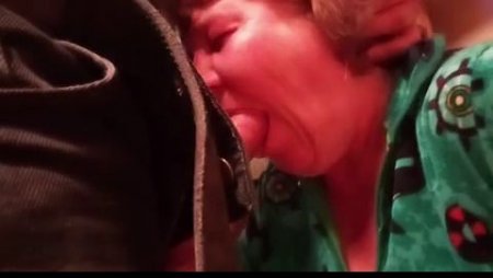 Зрелая баба делает соседу минет и трахается с ним раком на кухне