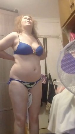 Муж снимает жену, когда она переодевается и свети своей грудью