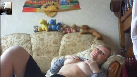 Зрелая блондинка мастурбирует киску перед вебкой