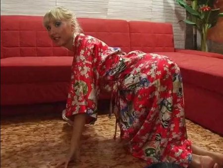 Блондинка с бритой киской жёстко трахается дома