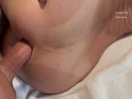 Зрелая женщина занимается анальным сексом с мужем и громко стонет от оргазма