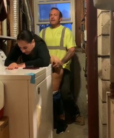 Тайная съемка секса с брюнеткой раком в подсобке на работе