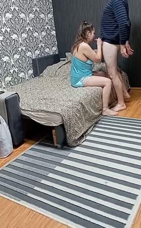 Жена в ночнушке делает минет мужу и раздвигает ноги для жёсткого секса