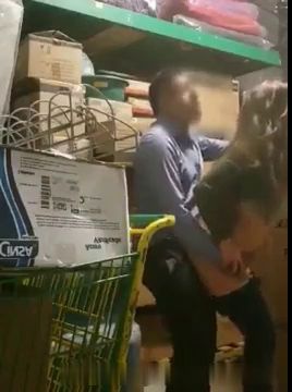 Скрытая камера в подсобке магазина сняла секс мужчины с продавщицей
