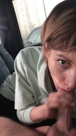 От первого лица минет в машине от подруги жены с кончанием в рот