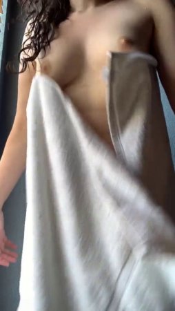 Случайный засвет девушки в полотенце голое тело и бритая киска