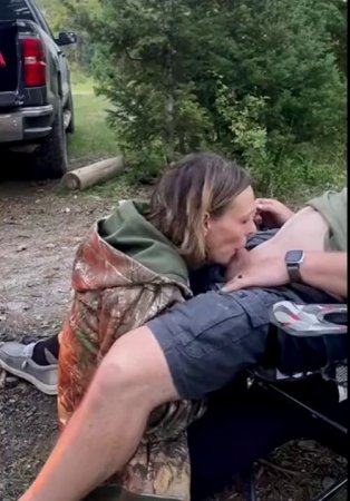 Жена на природе стоя на коленях делает минет мужу и глотает сперму