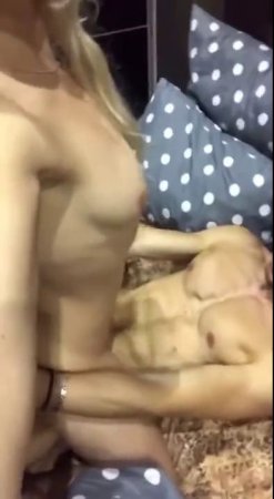 Стройная блондинка с красивой грудью в позе наездницы снимает свой секс на телефон