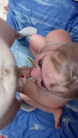 Наташка глубоко сосёт мой большой член на коленях дома