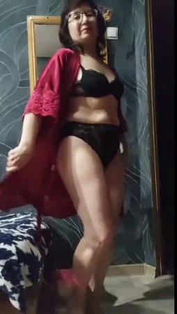 Домашнее видео в котором красивая дама танцует в халатике и остается полностью голая перед камерой дома