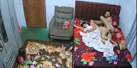 Родителям не в терпеж потрахаться и они трахаются под покрывалом, пока ребёнок играет с игрушками на полу