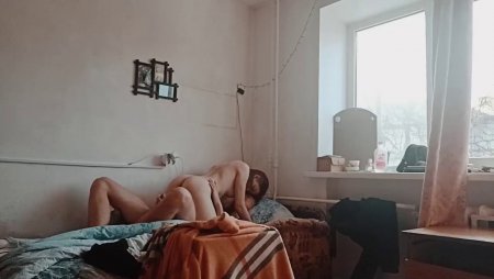 Русская девушка сняла на камеру как она раздевается и скачет на хую парня издавая стоны