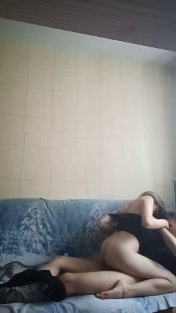 Молодая девушка делает минет и скачет на большом члене парня а потом жестко трахается раком и получает камшот на попку